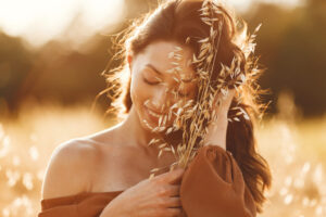 La imagen tiene un atributo ALT vacío; su nombre de archivo es mujer-campo-verano-morena-sueter-marron-1024x683.jpg