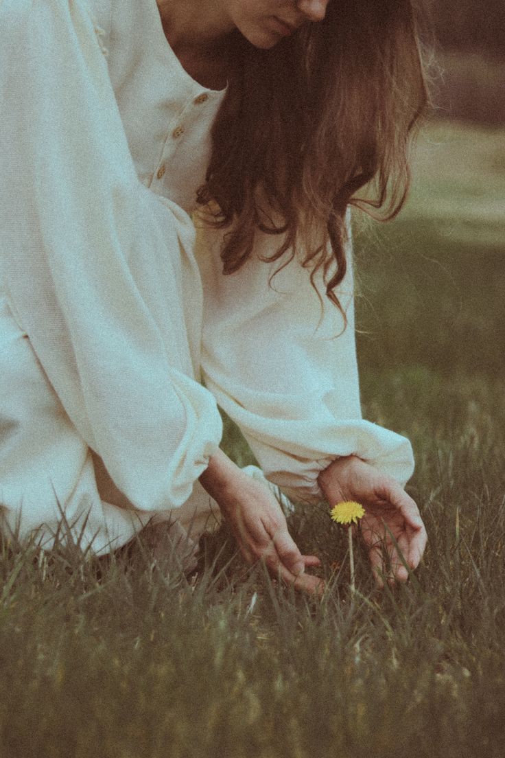 Imagen de una mujer en un entorno natural y sereno